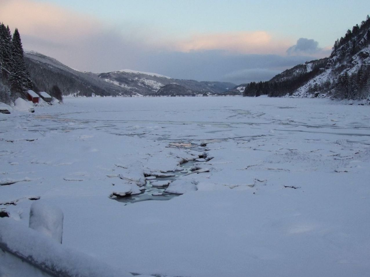 Páramo abierto y cumbres lejanas con pesca de invierno al fondo