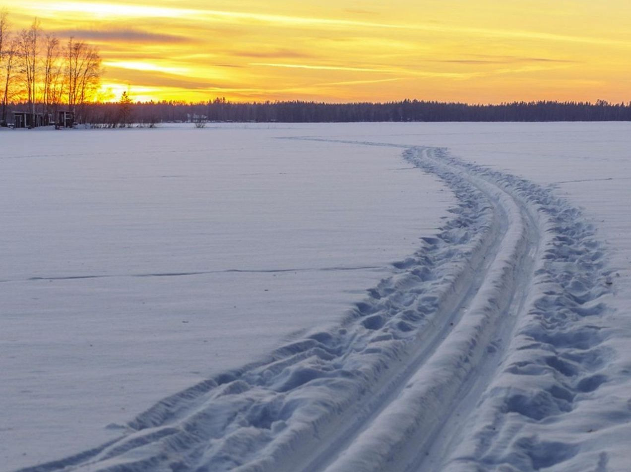 Lago de montaña cubierto de hielo en el amanecer