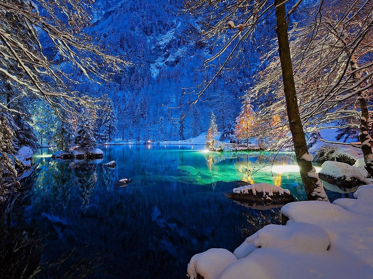Cabaña en el bosque rodeada de nieve fresca